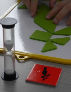 mains d'enfant jouant au tangram, une des épreuves du pack défi