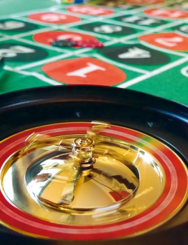 une roulette et un grand tapis de pari pour jouer au casino comme à Las Végas : un anniversaire au casino la bonne idée !