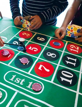 Rateau de Roulette permmetant de récupérer les mises jouées par les enfants sur le tapis de mise de la roulette