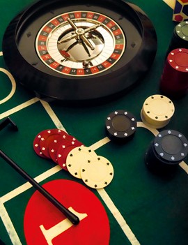 le contenu de la box anniversaire casino : roulette, tapis de jeu, jetons de mises, cartes à jouer, rateau de démarquation