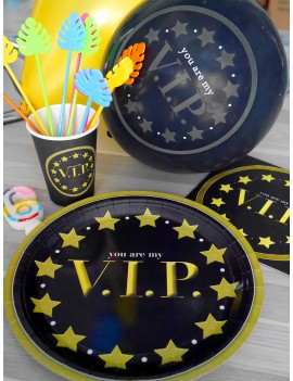 décoration et vaisselle de table VIP pour soirée casino : assiette ballons gobelets serviettes