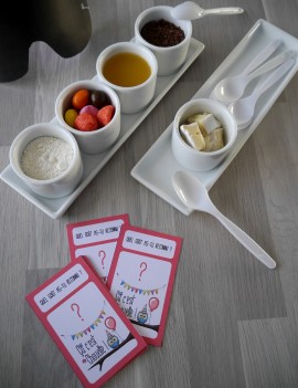 Accessoires composant le quiz gourmand, les cartes à jouer et les ustensiles du kim gôut.