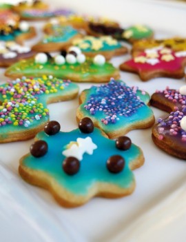 petits gâteaux sablés colorés et décorés avec des petites décorations en sucres : étoiles, fleurs, billes ...