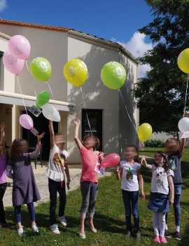 Lâcher de ballons : les enfants lâchent tous ensemble leur ballon gonflé à l'hélium